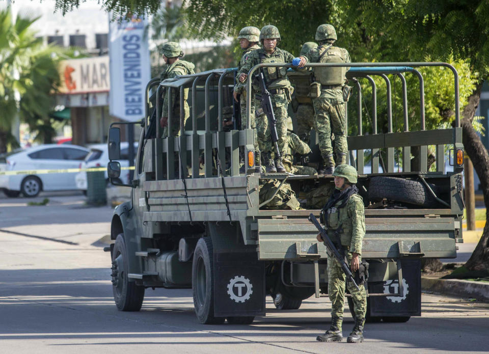 Soldados mexicanos patrullan la ciudad un día después de un tiroteo entre delincuentes y fuerzas de seguridad en Culiacán, México, el viernes 18 de octubre de 2019. (AP Foto/Augusto Zurita)