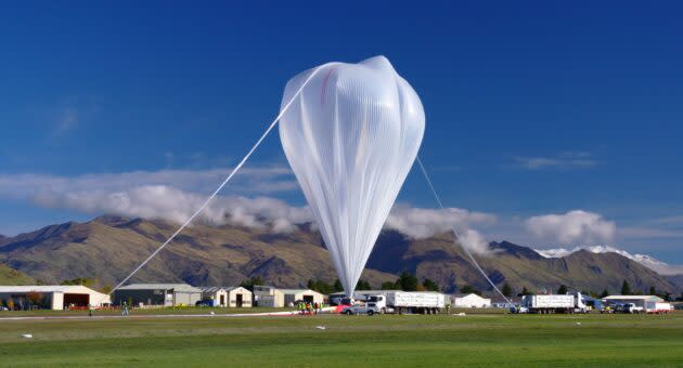 NASA launches a Raven Aerostar high-altitude balloon. (NASA Photo / Bill Rodman)