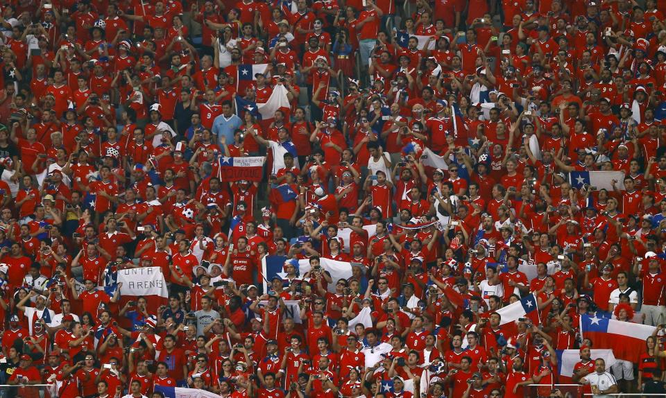 Chile fans wait for the 2014 World Cup Group B soccer match between Spain and Chile at the Maracana stadium in Rio de Janeiro June 18, 2014. REUTERS/Ricardo Moraes (BRAZIL - Tags: SOCCER SPORT WORLD CUP)