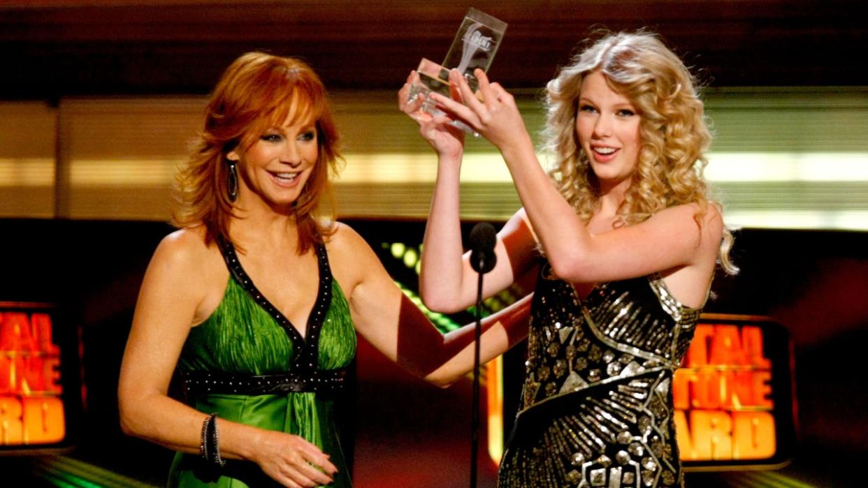  LAS VEGAS - APRIL 05: Host Reba McEntire with musician/singer Taylor Swift as she accepts the Crystal Milestone Award onstage during the 44th annual Academy Of Country Music Awards held at the MGM Grand on April 5, 2009 in Las Vegas, Nevada. . 