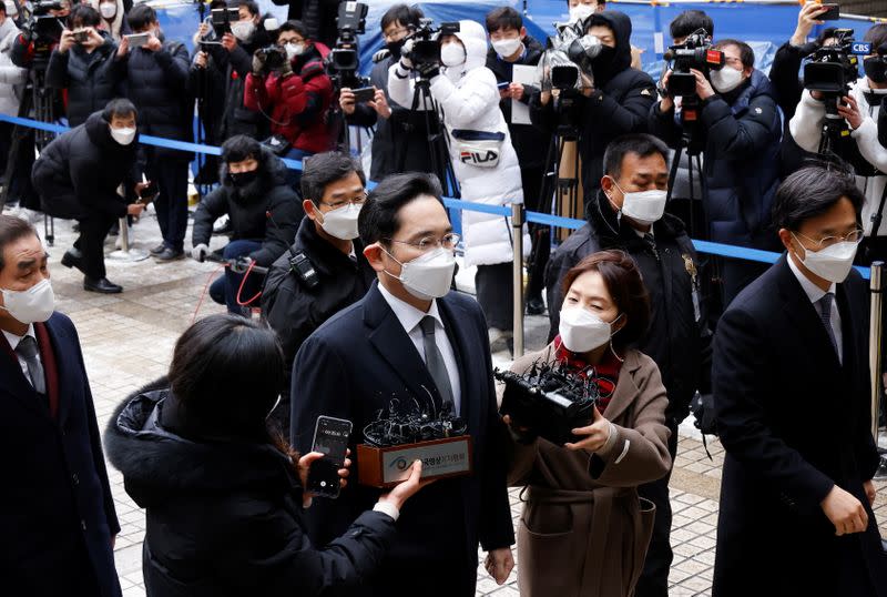 Samsung Group heir Jay Y. Lee arrives at a court in Seoul