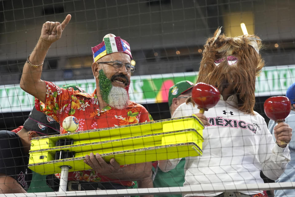 Fanáticos de México alientan a los Naranjeros de Hermosillo durante el juego del jueves 1 de febrero de 2024 ante Curazao en la Serie del Caribe en Miami (AP Foto/Lynne Sladky)