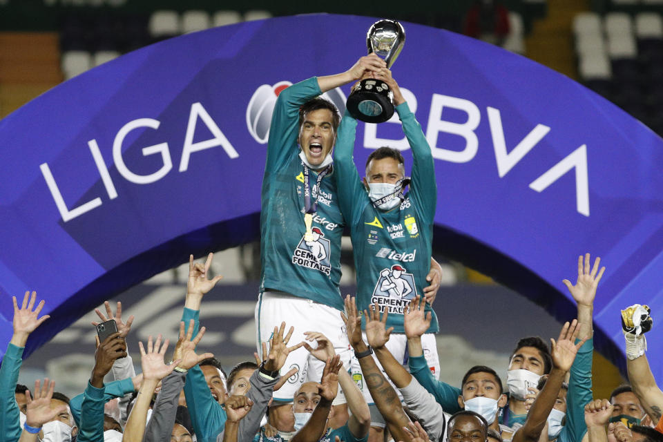 Los jugadores de León alzan el trofeo de campeones de la liga mexicana tras vencer a Pumas en la final, el domingo 13 de diciembre de 2020. (AP Foto/Eduardo Verdugo)