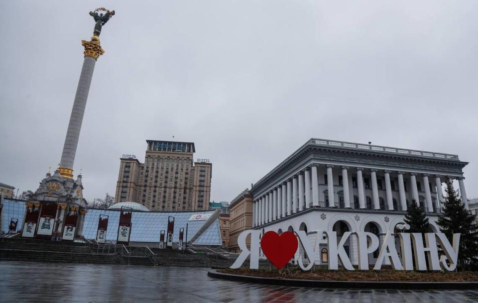 Vista de la plaza de la Independencia de Kiev (Kyiv), Ucrania, el 3 de marzo de 2022, con el famoso obelisco en el centro, una semana después de la invasión rusa, iniciada en la madrugada del 24 de febrero. A lo largo del tiempo, esta plaza ha recibido varios nombres siendo Maidán (La Plaza) el más habitual desde la independencia del país en 1991.