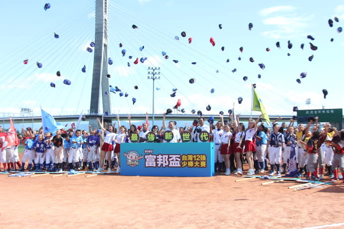 富邦盃台灣12強少棒大賽29日開打，各隊選手們合照完把棒球帽用力往天空一丟，象徵對比賽的期待與興奮。（photo by 祝潤霖／台灣醒報）