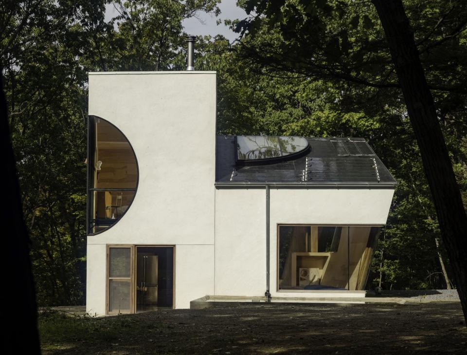 This Steven Holl–designed home draws energy from a solar-powered rooftop.
