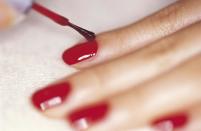 <p>Sie mögen Nagellack, haben aber keine Zeit für häufige Maniküre? Die DIY-Nagelpflege kann mit etwas Übung so gut wie eine professionelle Behandlung aussehen. Reiben Sie Ihre Nagelhaut – nicht die Nägel – vor dem Lackieren mit etwas Babyöl ein. Übermalte Stellen können Sie ganz leicht entfernen, sobald der Nagellack getrocknet ist, und nebenbei wird die feine Haut schön gepflegt.</p>