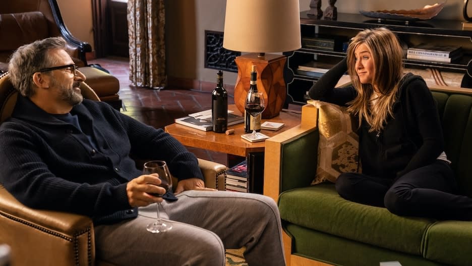 Steve Carell and Jennifer Aniston in Carell’s character’s “Lake Como” villa / AppleTV+<br>L