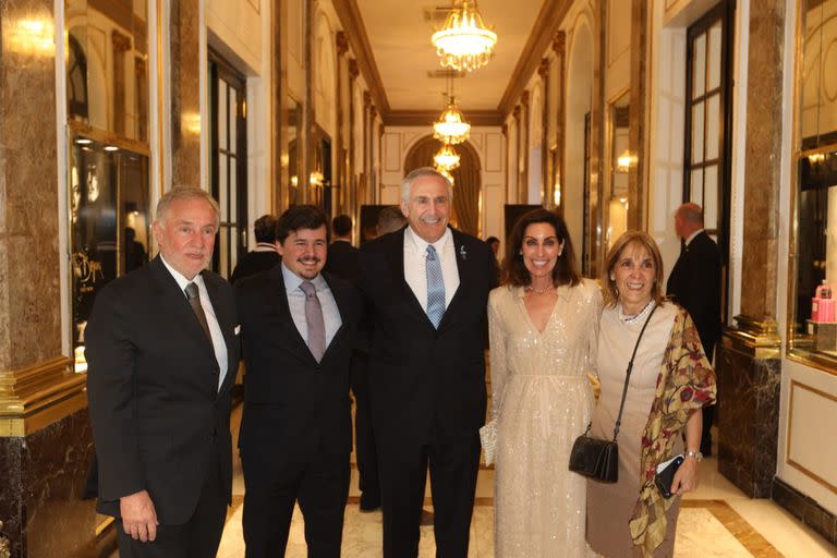 El embajador de Estados Unidos Marc Stanley junto a personalidades en la Cena Anual de CEA 2022, el el Alvear Palace