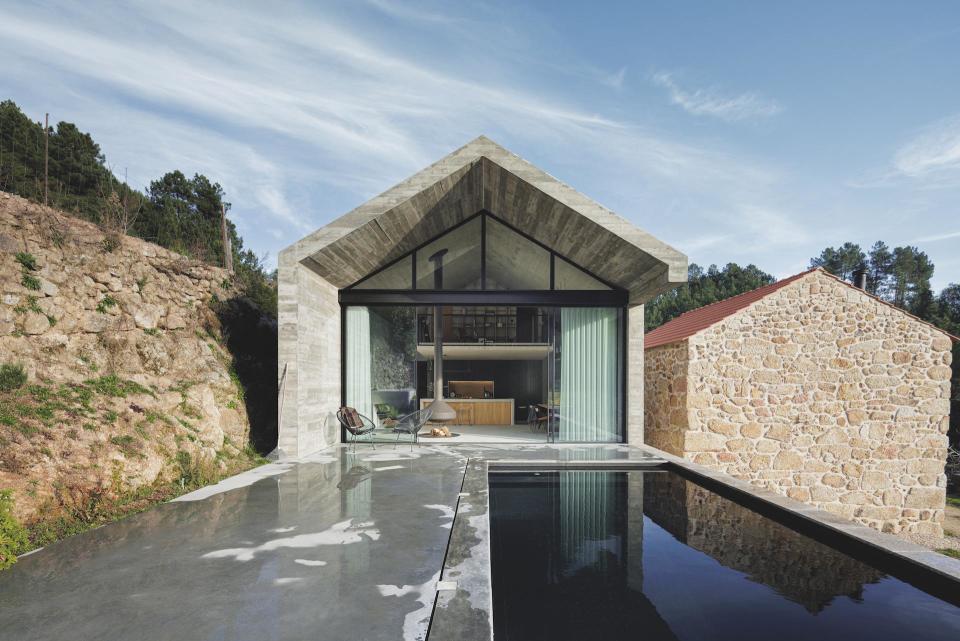 葡萄牙農舍加建上兩座山形屋頂建築，成為一個時尚家庭的周末度假別墅