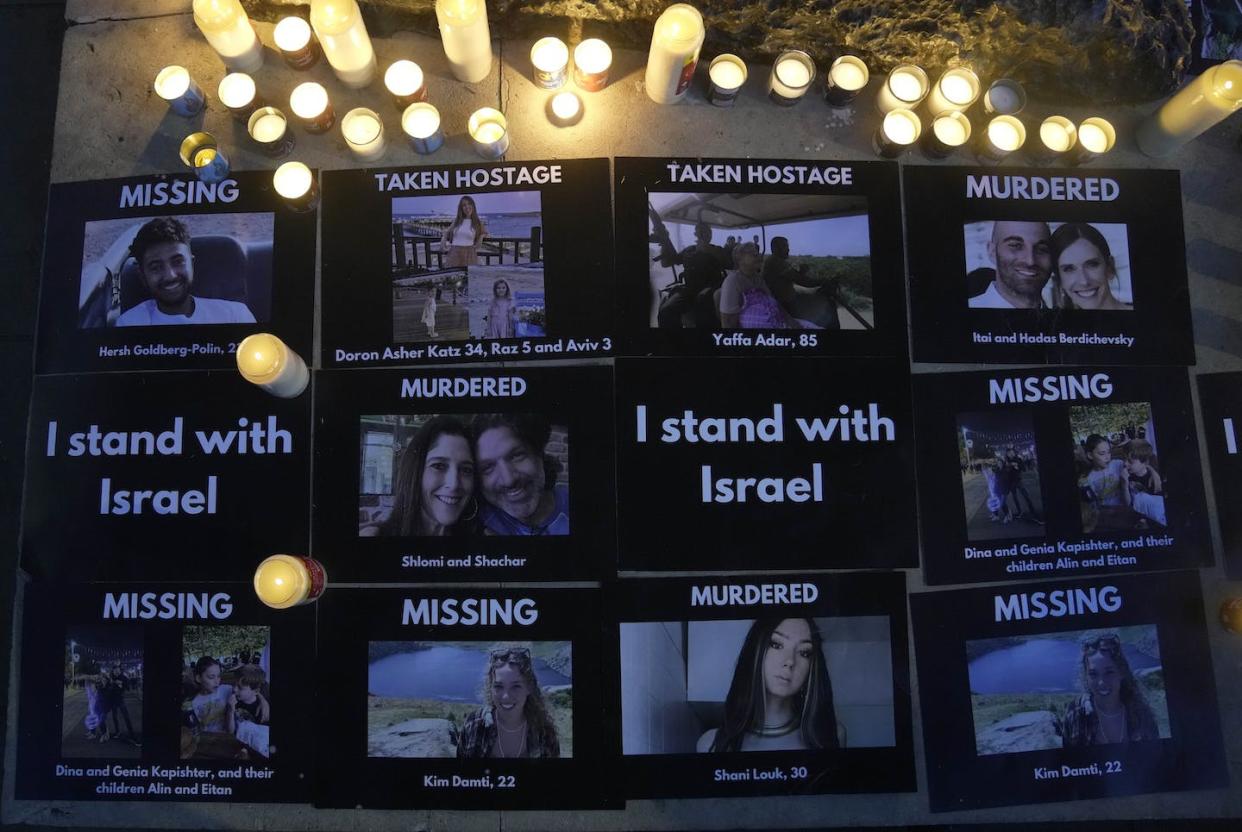 Fotos colocadas en una acera junto a velas durante la "Vigilia de la comunidad judía" por Israel en Londres el 9 de octubre de 2023. <a href="https://newsroom.ap.org/detail/BritainIsraelPalestinians/5855232f4bce4b269a890599ba97f33c/photo?Query=hamas%20gaza&mediaType=photo&sortBy=arrivaldatetime:desc&dateRange=Anytime&totalCount=10745&currentItemNo=81" rel="nofollow noopener" target="_blank" data-ylk="slk:AP Photo/Kin Cheung;elm:context_link;itc:0;sec:content-canvas" class="link ">AP Photo/Kin Cheung</a>