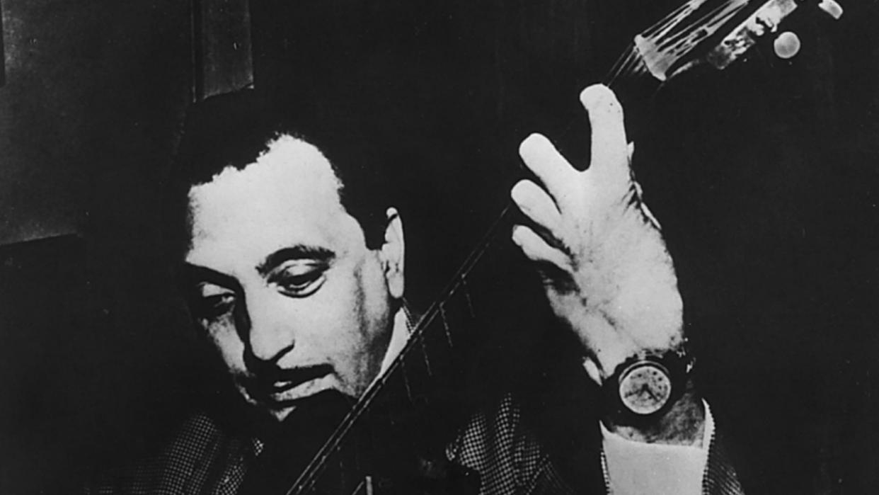  Reinhardt, Django (*23.01.1910-16.05.1953+) , Gitarrist, Jazzmusiker, Frankreich, - Portrait mit Gitarre, - undatiert 