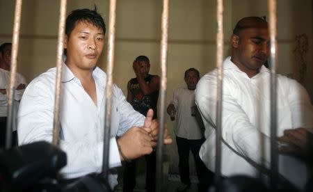 Australian Andrew Chan (L) and Myuran Sukumaran wait in a temporary cell for their appeal hearing in Denpasar District Court in Indonesia's resort island of Bali September 21, 2010. REUTERS/Murdani Usman