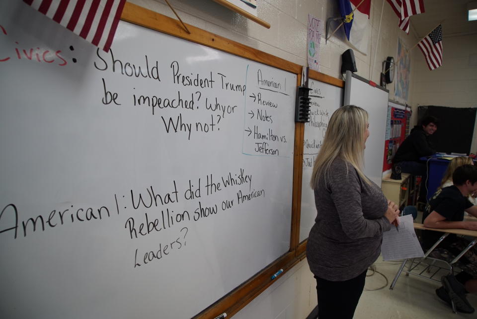 La profesora de educación cívica Aedrin Albright da una clase en la Chatham Central High School de Bear Creek, Carolina del Norte, el 5 de noviembre del 2019. El posible juicio político a Donald Trump representa una buena herramienta educativa en estas clases. (AP Photo/Allen G. Breed)