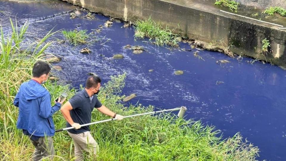 德盛溪遭到廢水汙染成深藍色。（圖／​​​​​​​湖口鄉長吳淑君提供）