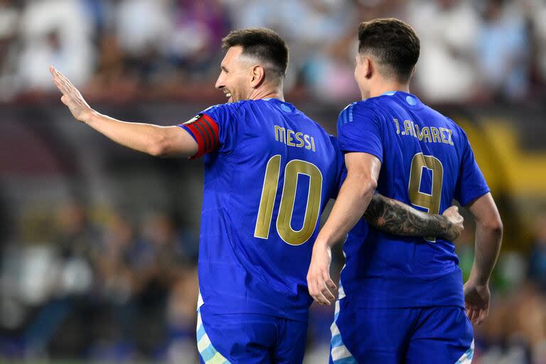 Lionel Messi, de la selección argentina, festeja con su compañero Julián Álvarez tras marcar ante Guatemala en un amistoso