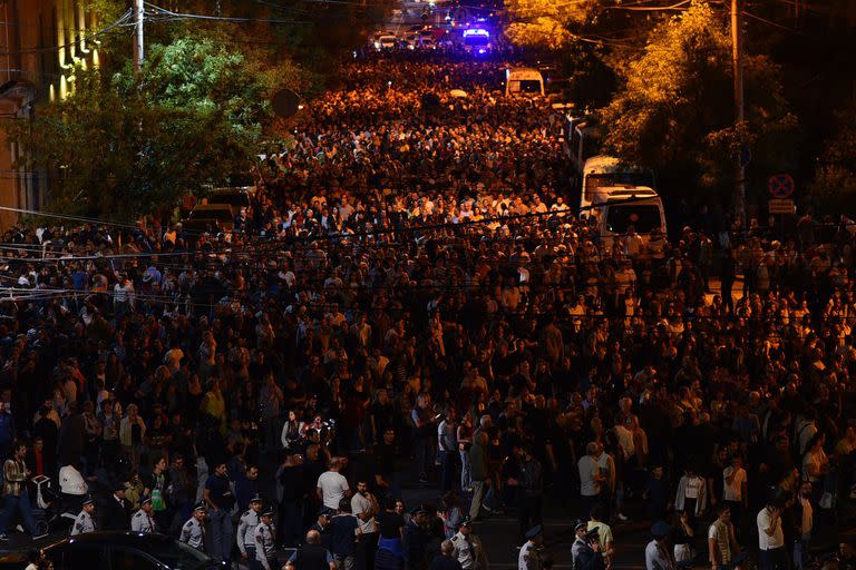 Armenios participan en una protesta contra el gobierno en el centro de Ereván el 24 de septiembre de 2023.