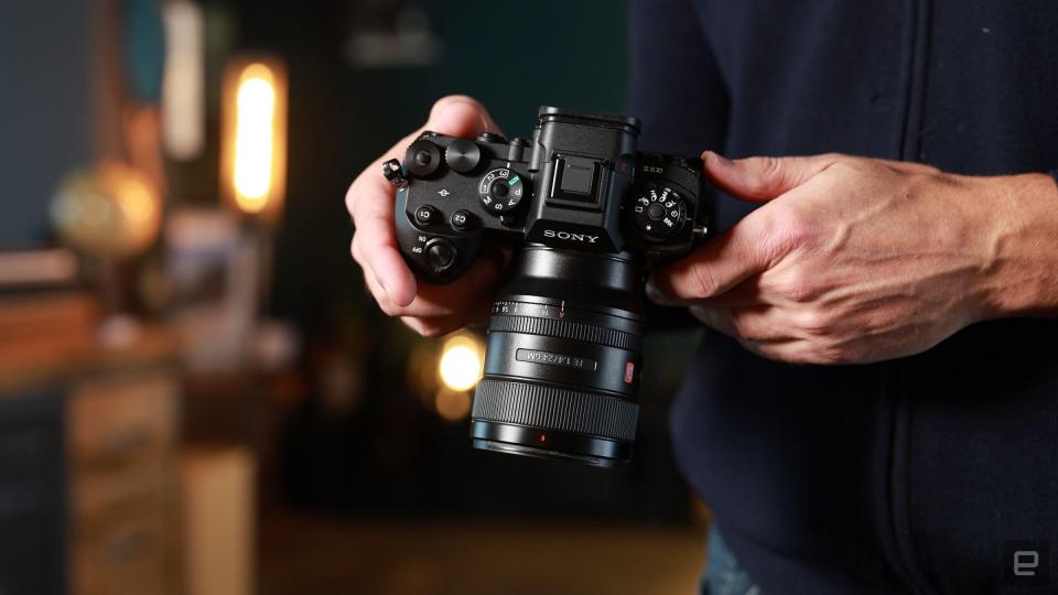 <p>Sony A9 III mirrorless camera review</p>
