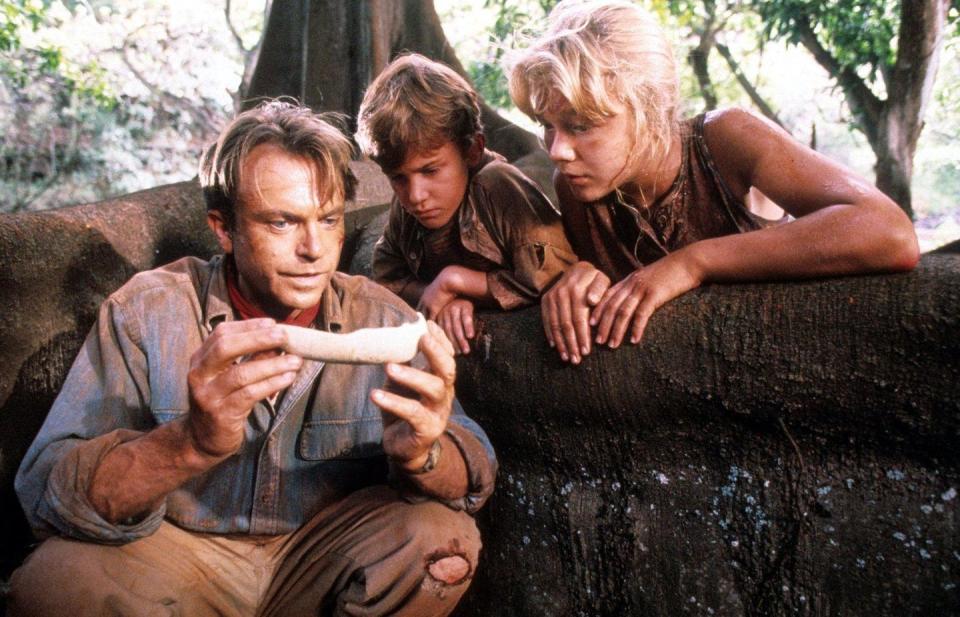 Escena de <em>Parque Jurásico</em> con Alan Grant (Sam Neill) interactuando con los nietos del dueño del parque. <a href="https://pics.filmaffinity.com/Parque_Jur_sico_Jurassic_Park-884499021-large.jpg" rel="nofollow noopener" target="_blank" data-ylk="slk:FilmAffinity;elm:context_link;itc:0;sec:content-canvas" class="link ">FilmAffinity</a>