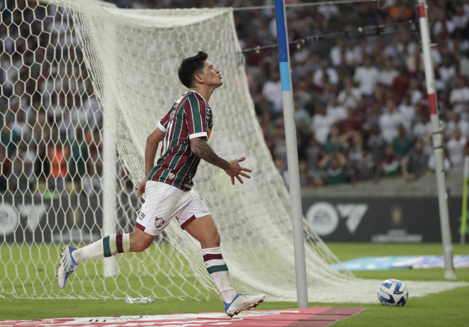 Germán Cano celebra tras anotar el gol de Fluminense para el empate 1-1 contra Sporting Cristal en la Copa Libertadores, el martes 27 de junio de 2023, en Río de Janeiro. (AP Foto/Bruna Prado)