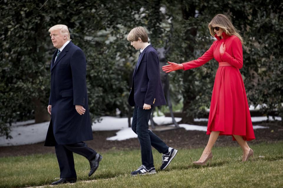<p>Während Melania Trump ganz schick mit rotem Kleid ins Wochenende startet, hat Barron ein gemischtes Outfit gewählt: oben elegant, unten sportlich. Zum Sacko trägt er Jeans und Sneakers. (Bild: AP Images)</p>
