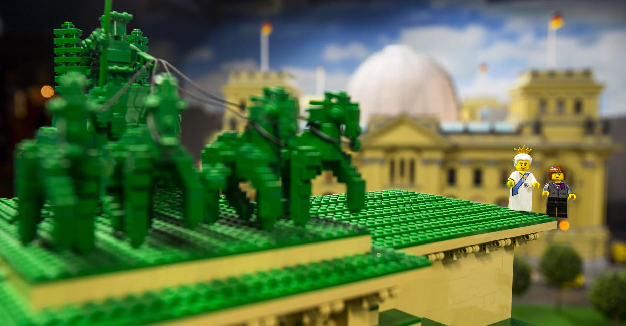 Gibt es auch in Lego: Im Hintergrund der Bundestag, davor das Brandenburger Tor mit Queen Elizabeth II. und Angela Merkel (Bild: REUTERS/Hannibal Hanschke)