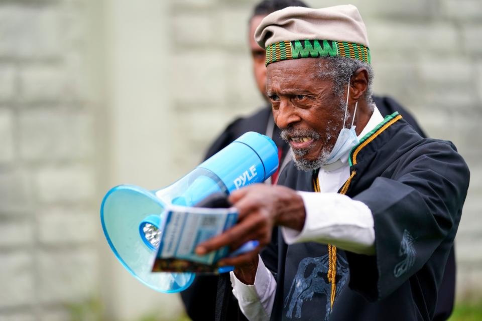 Rev. Herbert Daughtry speaks during a prayer vigil for Sundiata Acoli on Monday, August 23, 2021, in East Brunswick. Acoli, who was convicted of killing a State Trooper 50 years ago on the New Jersey Turnpike, is eligible for parole.