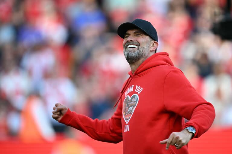 Jurgen Klopp le pega piñas al aire en pleno festejo con los hinchas de Liverpool luego de la despedida ante Wolverhampton