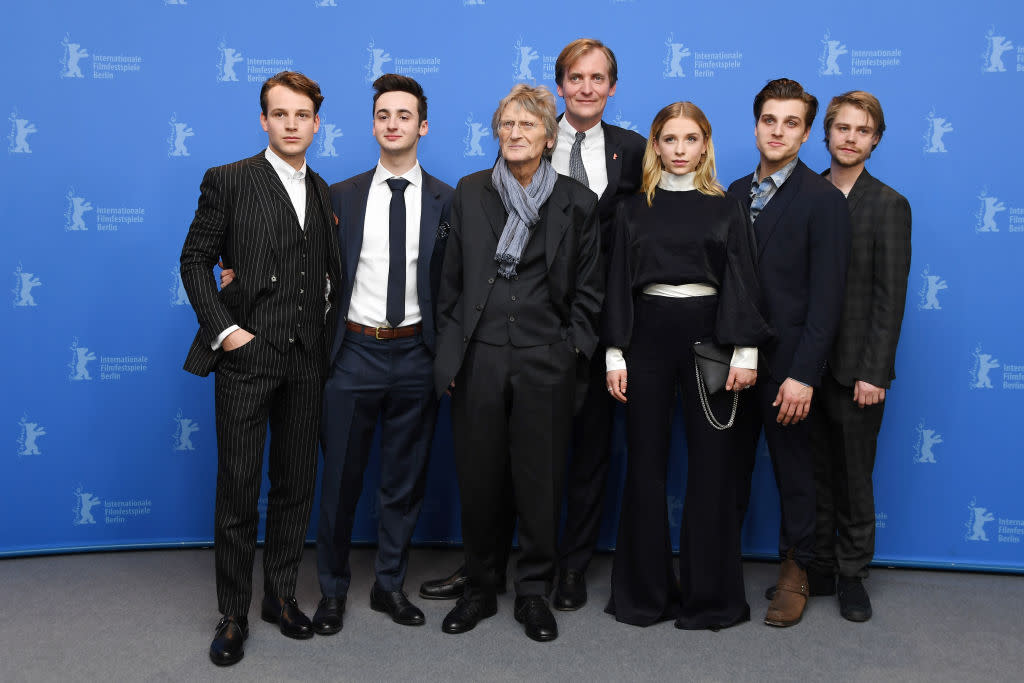 Die Darsteller des Films „Das schweigende Klassenzimmer“ Leonard Scheicher, Isaiah Michalski, der Autor des Buches Dietrich Garstka, Regisseur Lars Kraume, Lena Klenke, Jonas Dassler und Tom Gramenz bei der Filmpremiere im Rahmen der Berlinale am 20. Februar 2018. (Bild: Pascal Le Segretain/Getty Images)