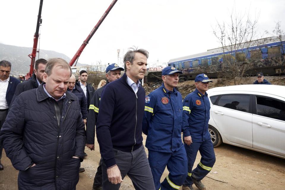 希臘總理米佐塔基斯（Kyriakos Mitsotakis），在交通部長卡拉曼利斯（Kostas Karamanlis）的陪同下，3月1日視察火車相撞地點。（圖／美聯社）