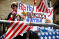 <p>Esta mujer sujeta una pancarta felicitando a los novios cerca del lugar de la boda. (Foto: Damir Sagoj / Reuters). </p>