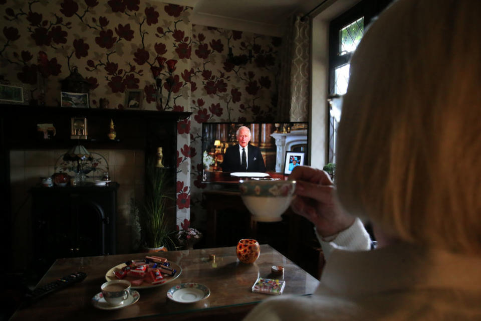 Britons watch King Charles III speak to the nation on BBC News as he announces the death of his mother, the Queen Elizabeth II, in Appleby village, Lincolnshire England on Sept. 9 2022.<span class="copyright">Lindsey Parnaby—Anadolu Agency/Getty Images</span>