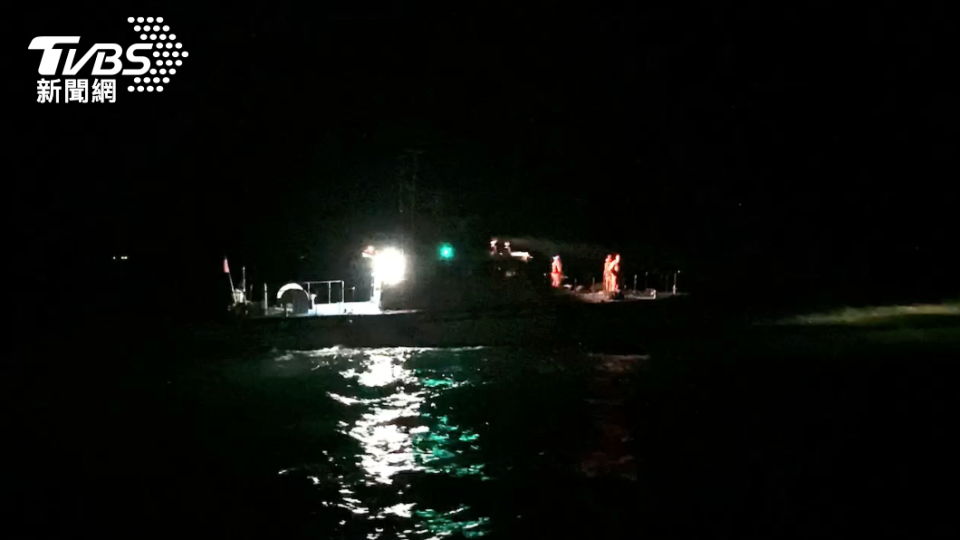 海巡派遣巡防艇漏夜搜救中。（圖／TVBS）