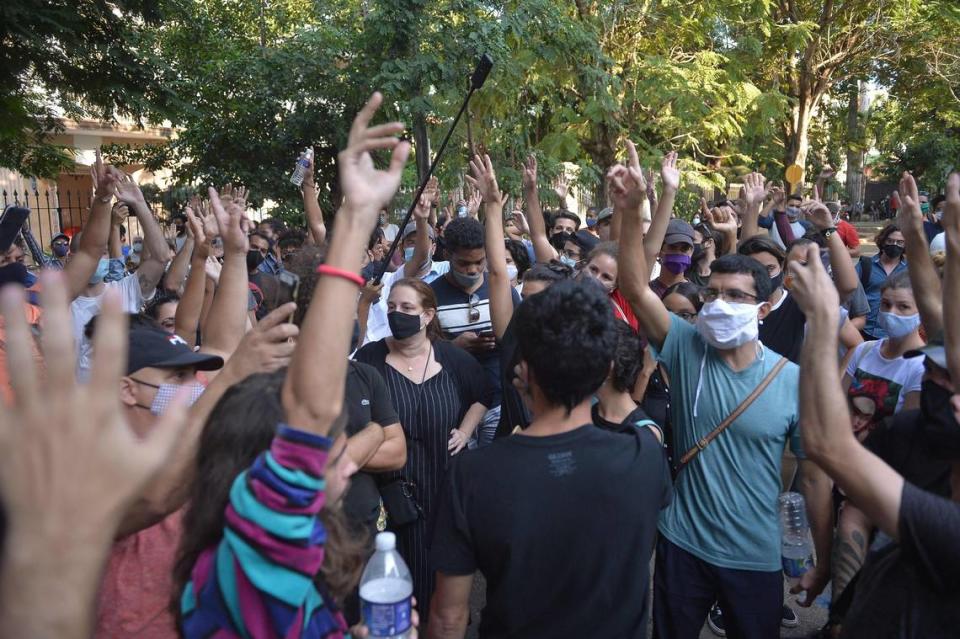 Un grupo de artistas protesta frente a la sede del Ministerio de Cultura, el 27 de noviembre de 2020, en La Habana, Cuba.