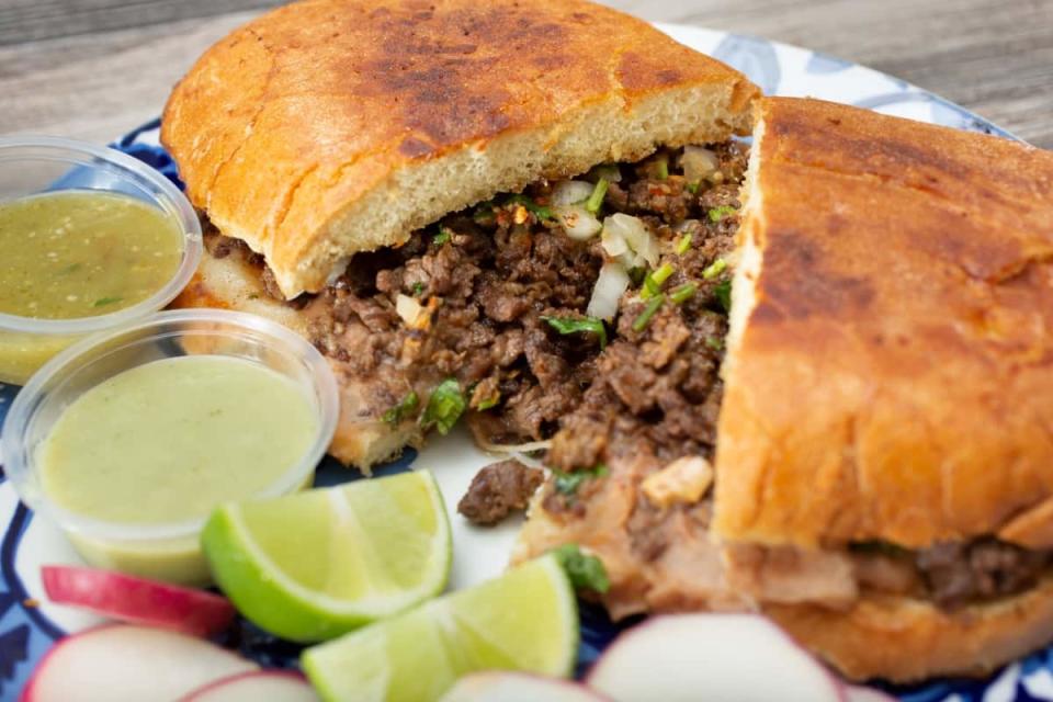 Si todavía crees que la torta gigante cubana se inventó en Cuba es momento de que conozcas la verdad. / Foto: Shutterstock