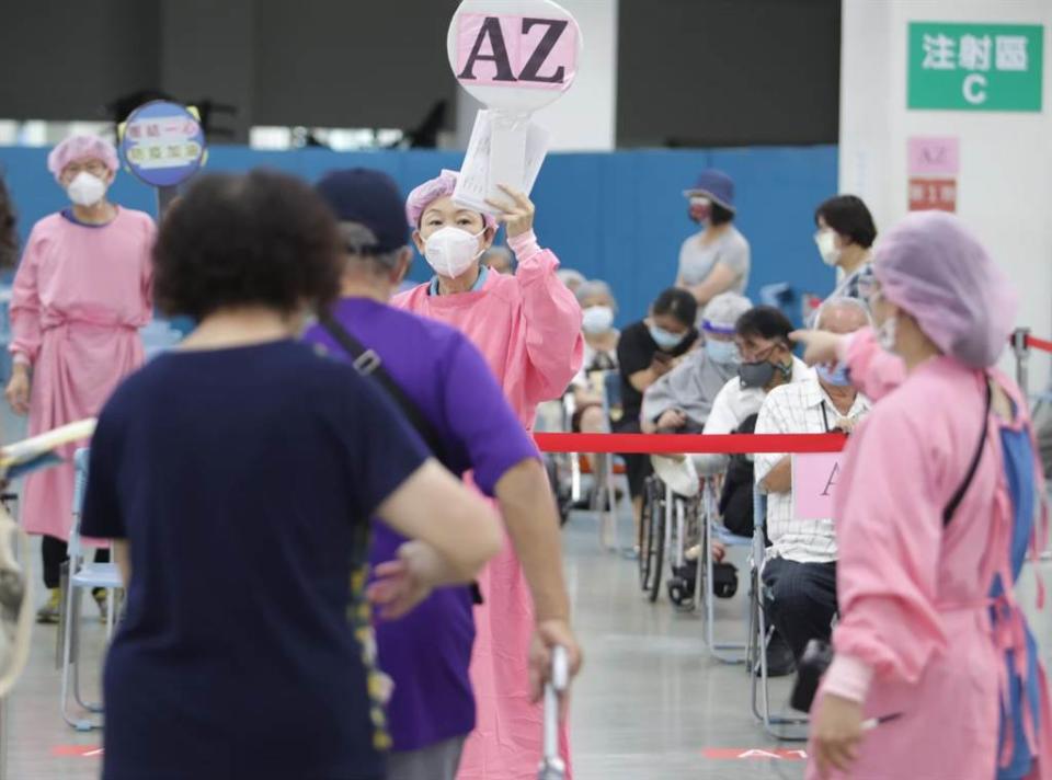 今日上午10時再開放AZ第二劑上網預約，符合預約資格人數為75.5萬人。（圖／示意圖，記者季志翔攝影）