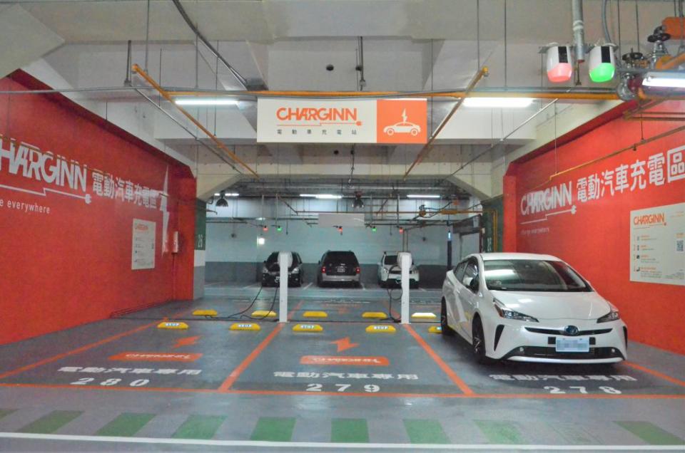海安路地下停車場增加電動車充電區等創新加值服務。（記者林雪娟攝）
