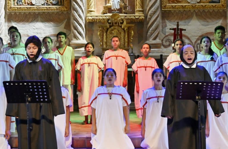 Les cantatrices Yhorgina Algarañaz (g) et Carla Pereyra interprètent en dialecte bésiro un vieil opéra baroque, à l'église de San Javier, dans le département de Santa Cruz, le 23 avril 2024 en Bolivie (AIZAR RALDES)