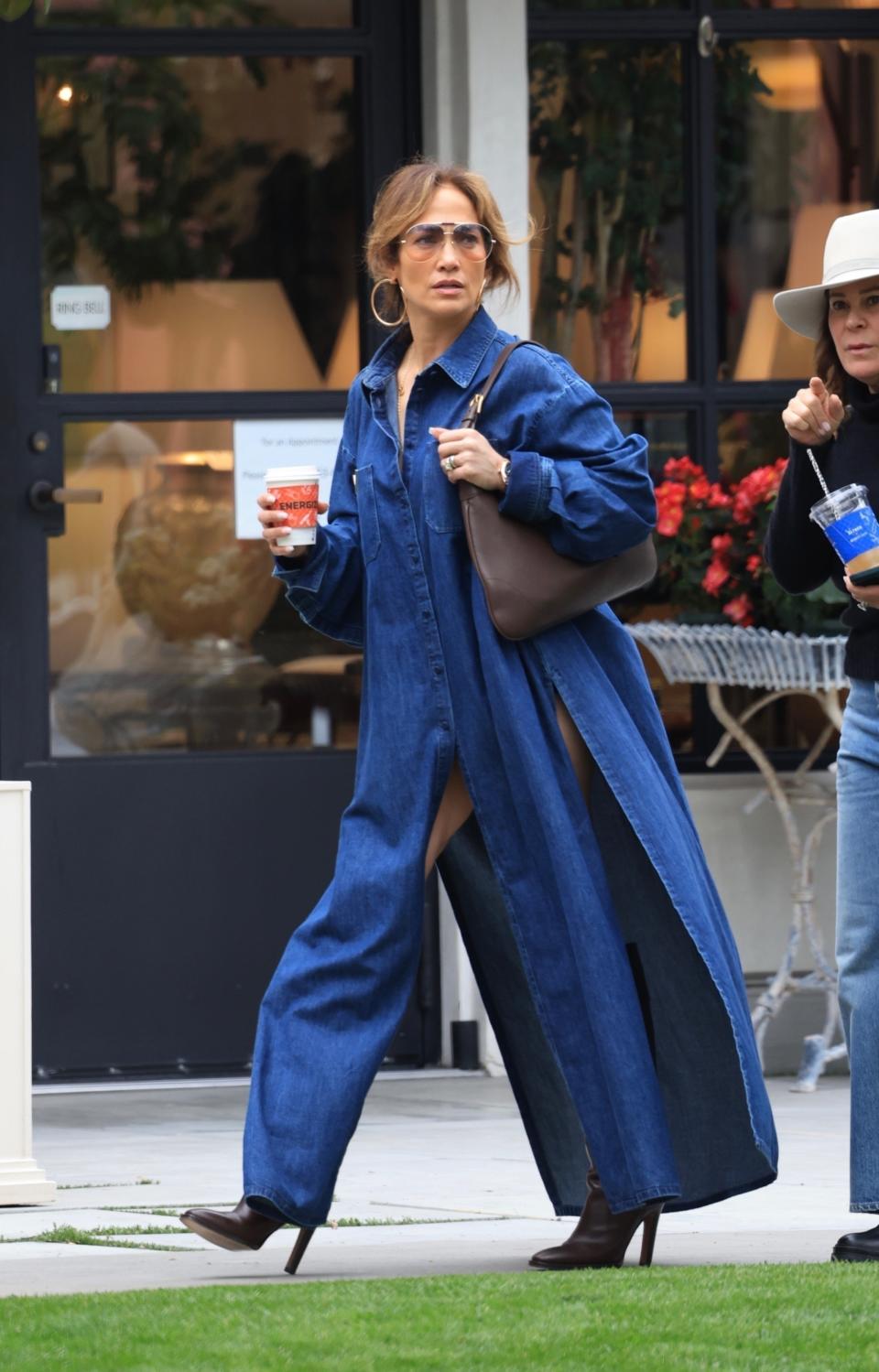 <h1 class="title">*EXCLUSIVE* Jennifer Lopez’s Valentino Dress Steals Show at Furniture Shopping Spree!</h1><cite class="credit">GUMU</cite>