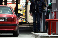 <p>En Polonia, donde hay un 23% de IVA, se pagan 0,37 euros por litro de gasolina y 0,33 por el de diésel. (Foto: Jakub Porzycki / NurPhoto / Getty Images).</p> 