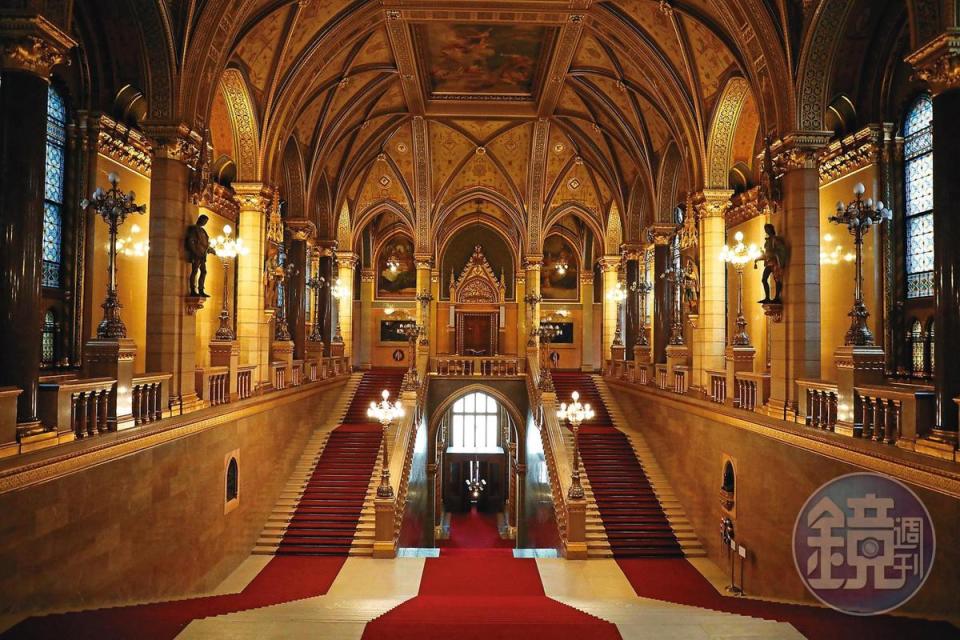 這是「匈牙利國會大廈」的主入口，只有重大場合才會開放，每個角落都金光閃閃，經過精雕細琢，讓人看得目眩神迷。