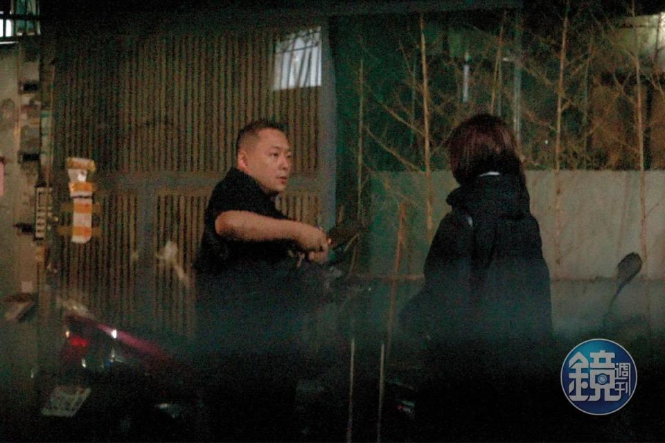 10/25 20：10 郭宗坤（左）一邊推著行李跟身邊的女友說話，一邊進入餐廳。
