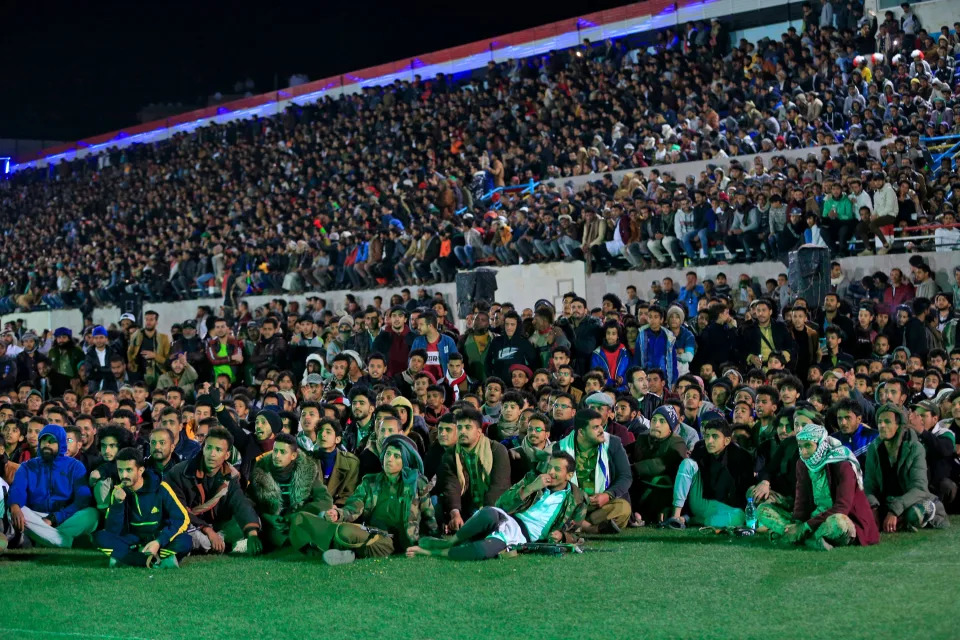 Aficionados de yemenís se reúnen para ver la final de la copa juvenil de fútbol del oeste asiático entre Yemen y Arabia Saudí. (Foto: Getty Images)