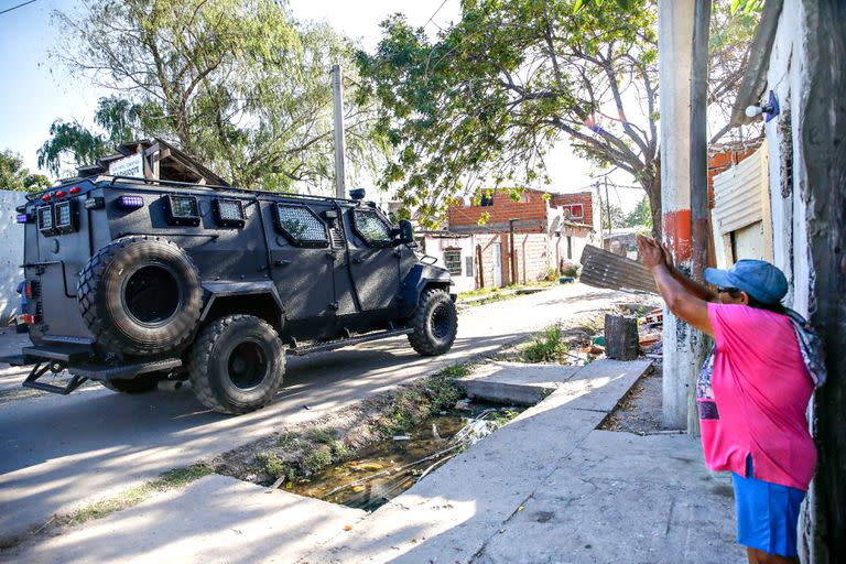 La Gendarmería recorre el barrio Los Pumitas, en Rosario