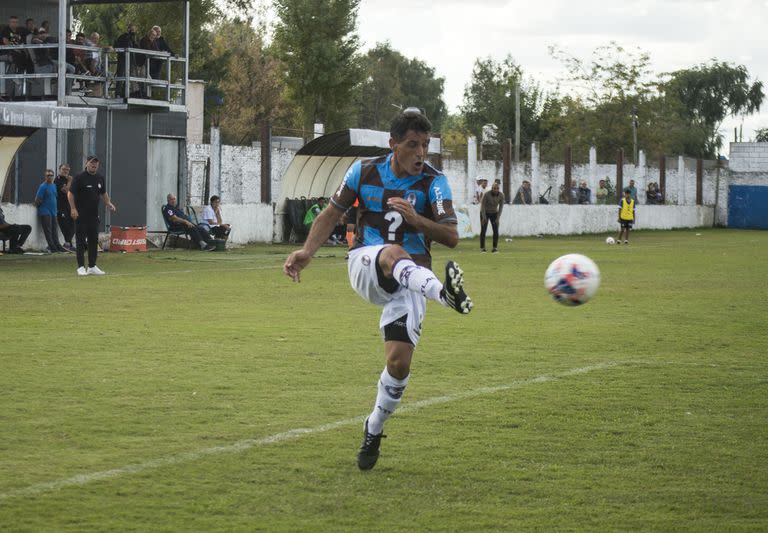 Diego Rivero jugando para Atlas, de General Rodriguez, en el estadio Ricardo Puga