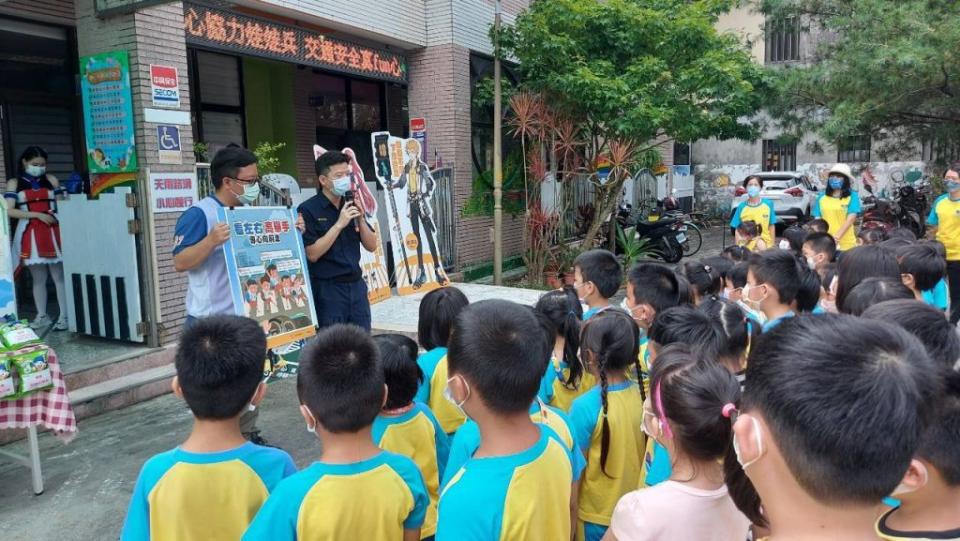 頭城鎮公所在鎮立幼兒園廣場舉辦生動有趣的幼兒交通安全宣導活動，交通隊及宜蘭監理站人員到場指導。（頭城鎮公所提供）