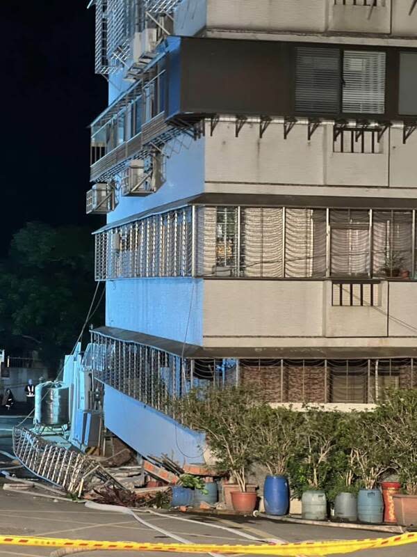 台北市中山區大直街94巷周邊7日晚間傳出民宅傾斜，接著晚上10點49分大樓下陷，5樓變4樓。   圖：取自YeLinChuan臉書