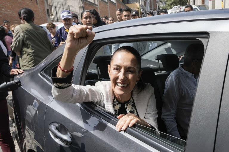 La candidata presidencial del partido gobernante, Claudia Sheinbaum, sale de la casilla donde votó durante las elecciones generales en la Ciudad de México, el domingo 2 de junio de 2024. (AP Photo/Eduardo Verdugo)