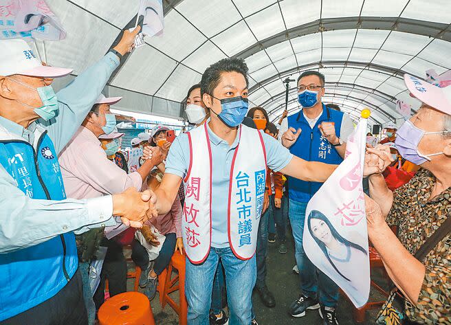 媒體人周玉蔻沉寂9天再咬身世，國民黨台北市長參選人蔣萬安轟敗壞選風低劣作為。圖為蔣萬安（中）8日出席議員闕枚莎競選總部成立大會，所到之處，受到民眾的夾道歡迎。（粘耿豪攝）