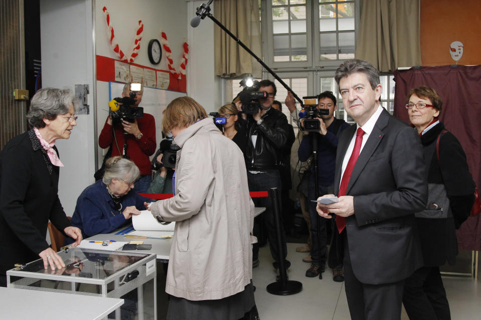 10h00. Jean-Luc Mélenchon (Front de gauche), crédité de 11,10% des suffrages lors du premier tour, s'est rendu dans une école élémentaire du 10e arrondissement de Paris pour voter. AFP/Pierre Verdy